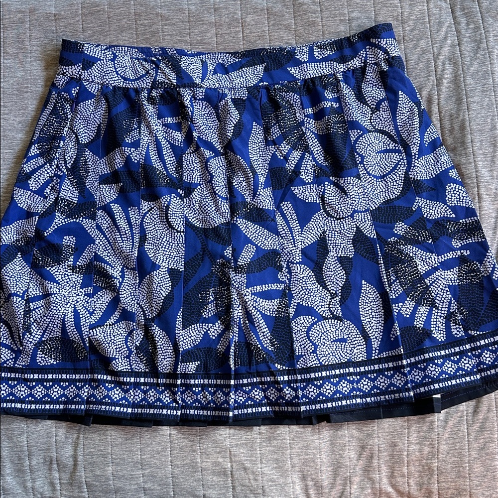 Chico's Zenergy Navy/Cobalt/White. Pleated Skort